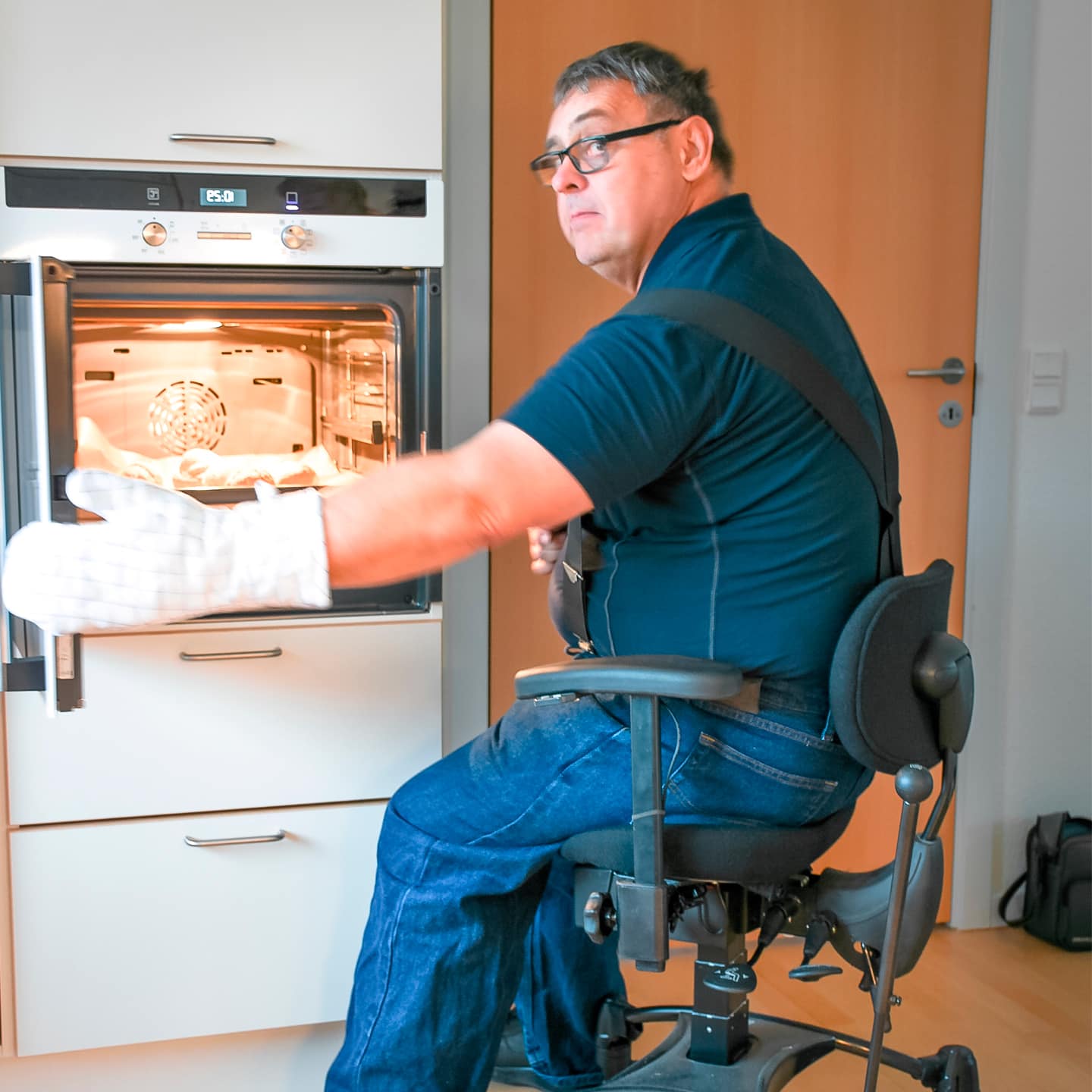 Living with cerebral palsy with a mobility chair from VELA - baking cinnamon buns