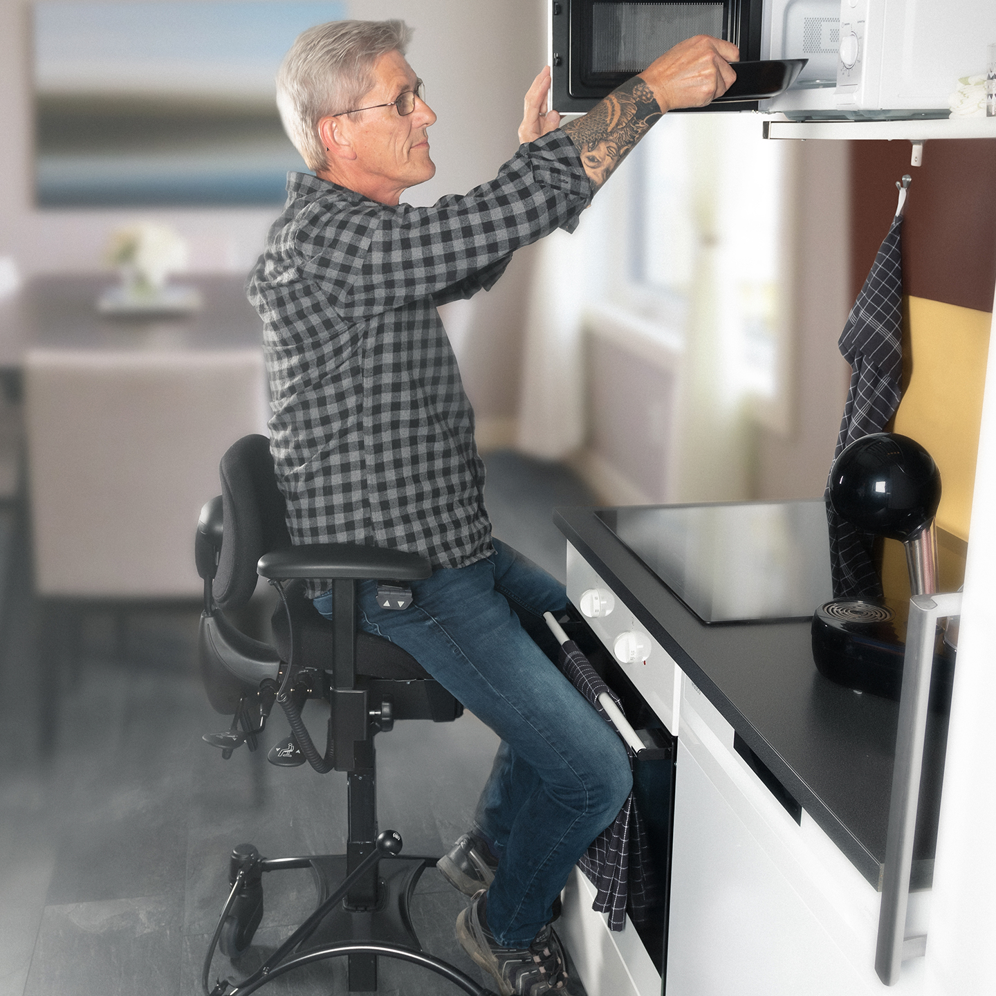 Aufstehhilfe für Senioren: Alter Mensch nutzt elektrische Aufstehfunktion
