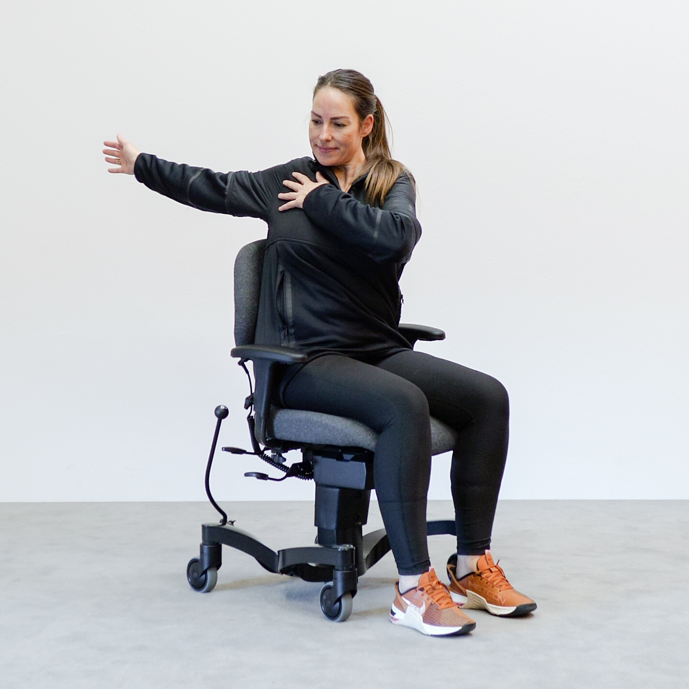 Sitzgymnastik für Senioren mit dem VELA-Stuhl